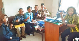 Rum Ruhullah, Purwosaswito, Marwan dan Mega Rosita Pramuka Tuna Runggu Luar Biasa berfoto bersama Kepala UPT Puskesmas Oebobo drg. Suwidji D. R. Banantari dan Kasubag TU N. A. Pingak