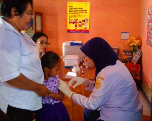 Pemberian Imunisasi MR oleh Bidan Laila Tjendrawasih kepada anak TK Pniel Rabu, 1 Agustus 2018