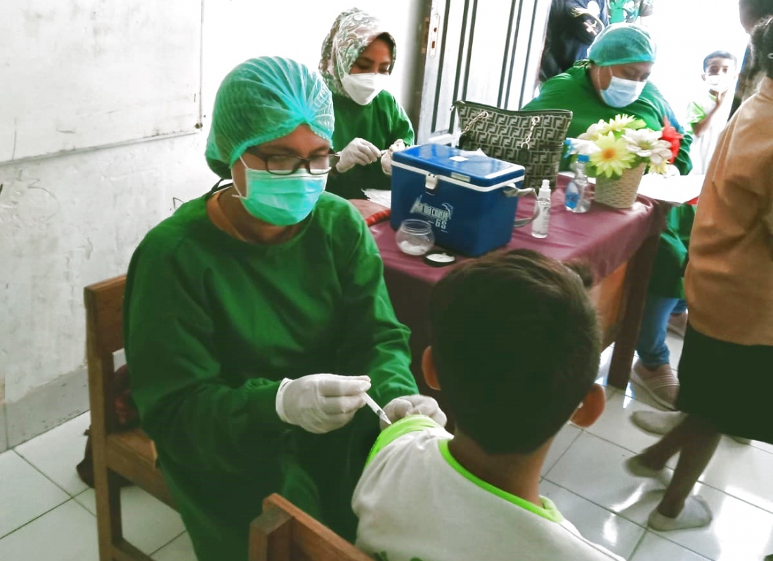 Vaksinator Mery Ndolu Eoh, Sst Sedang Memberikan Imunisasi pada Peserta Didik