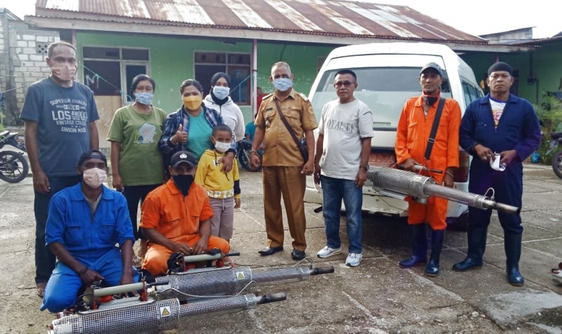 Tim P2P Dinkes Kota Kupang Bapak Ferry Djelalu, S.KM didampingi oleh Pengelola Program DBD Puskesmas Oebobo Ibu Tabitha A. Timu, S. KM serta oleh Ketua RT 44/RW 13