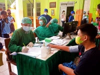 Perawat Mince Ludji, Amd.Kep Sedang Melakukan Pengukuran Tekanan Darah pada Siswa