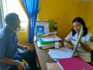 Pemeriksaan TBC oleh petugas di Puskesmas Oebobo