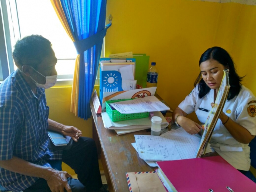 Pemeriksaan TBC oleh petugas di Puskesmas Oebobo
