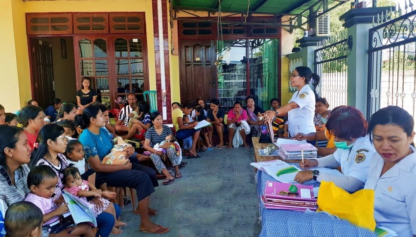 Penanggung Jawab Program Malaria UPT Puskesmas Oebobo, Yofita Nggame, Amd. Kep sedang melakukan Penyuluhan Malaria di Posyandu Apel, Kelurahan Fatululi