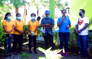 iPerawat Helena Hani, S.Kep, Ns beserta tim memberikan penyuluhan tentang cara mengurangi penularan Virus Corona di RT 25, Kelurahan Oebobo