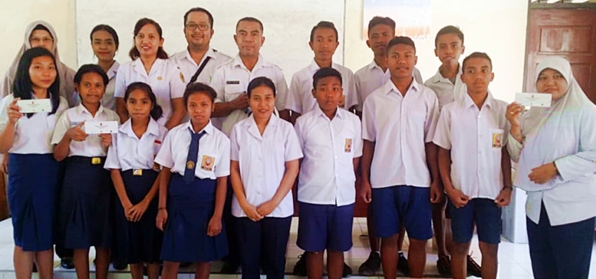 Penjaringan Peserta Didik di SMP Santi Karya oleh Petugas Kesehatan UPT Puskesmas Oebobo. Dari kiri ke kanan (Penanggung jawab Program Kesehatan Reproduksi, Laila Tjendrawasih, Amd. Keb; Penanggung jawab Program Kusta, Minche Ludji, Amd. Kep; Penanggung jawab Program Kesehatan Jiwa, Andarias Balalembang, S.Kep, Ns; Perawat Gigi, Dantje Damaledo, A.Md.Kg; Penyuluh, Afiani Kinle'e, SKM dan Penanggung Jawab Program UKS/UKGS Sri Herlin Ernawati, S.Kep.Ns