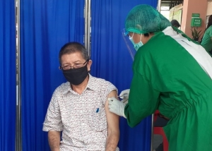 Vaksinator Puskesmas Oebobo sedang Memberikan Vaksinasi Covid-19 Pada Lansia