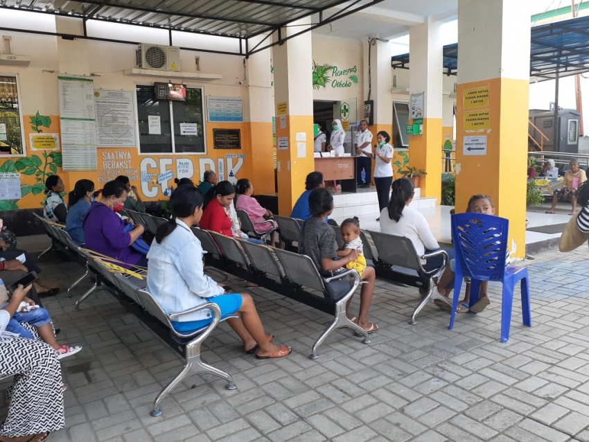 Tenaga Medis sedang Melakukan Penyuluhan tentang Pentingnya Social Distancing Kepada Pasien