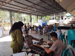 Petugas sedang Melakukan Pemeriksaan Kesehatan