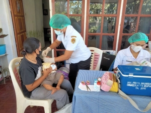 Petugas Gizi sedang Memberikan Vitamin A Kepada Pengunjung Posyandu